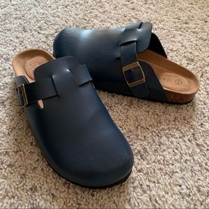 DARK BLUE LEATHER CLOGS